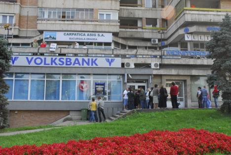 Zeci de clienţi ai Volksbank stau cu orele la coadă pentru a-şi semna noile contracte